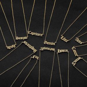 Il nuovo stile di collana semplice in lega con lettere inglesi e 12 <span class=keywords><strong>segni</strong></span> <span class=keywords><strong>zodiacali</strong></span> è una catena che mantiene il colore. - Product Image 2