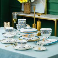 Service de table en porcelaine élégant à motif cheval et bordure dorée, vaisselle en céramique bleue et blanche pour restaurant, idéal pour la maison, les banquets et les mariages