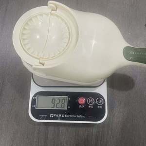 Outil multifonctionnel 2-en-1 pour la préparation de samosas et de raviolis |   Moule et rouleau à pâte |   Cuisine facile à la maison |   Léger et durable - Product Image 3