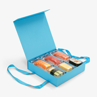 Boîte cadeau magnétique bleue personnalisée pour sushis avec poignée en ruban, insert compartimenté, emballage alimentaire en papier pour sushis à emporter