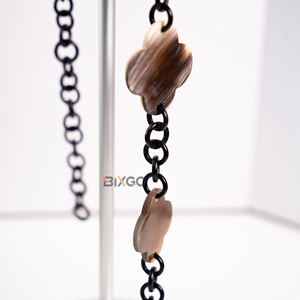 Sofisticado Collar de Cuerno de Búfalo con Diseño de Trébol, Cadena de Eslabones, Joyería Orgánica de Alta Gama, Regalo Sostenible, Uso Diario - Product Image 5