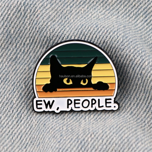 Simpatica spilla in smalto con sguardo di gatto nero simpatico in lega di animali distintivo a goccia di olio personalizzato stampato UV per abbigliamento - Product Image 4