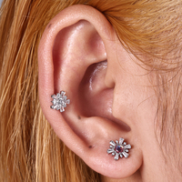 Perhiasan tindik tubuh titanium G23 ASTM F136 dengan ulir dalam, motif sunburst, opal multi-warna, dan CZ baguette untuk labret, tulang rawan, dan helix.