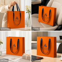 Sac en papier personnalisé de luxe, orange vif, en papier d'art recyclé et couché, avec estampage à chaud doré pour la marque haut de gamme
