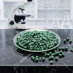 Gránulos Verdes FUXI para Moldeo por Inyección, Alta Resistencia al Impacto, Materia Prima Plástica para Aplicaciones Generales - Product Image 1