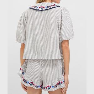 Nouveauté : Ensemble deux pièces rayé pour femme, coupe décontractée, haut brodé à manches bouffantes et short assorti - Product Image 3