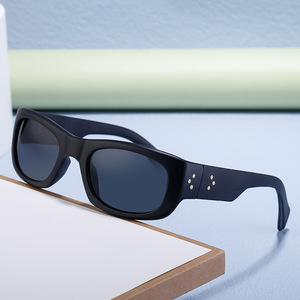 Gafas de sol con montura cuadrada de estilo europeo para hombre, montura negra de PC, protección UV400, clase 2, modelo Ml98180 - Product Image 1