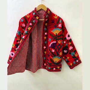 Chaqueta de terciopelo rojo hecha a mano, abrigo vintage bordado Suzani, abrigo floral con bordado Crewel para mujer, ropa de abrigo bohemia chic para invierno - Product Image 1