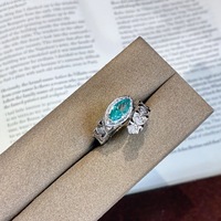 Bague en argent S925 plaqué rhodium avec gemme bleue YAG taille marquise, bande géométrique en diamant, design ouvert ajustable pour occasions festives