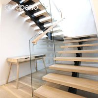 Système d'escalier en fer sur mesure avec plusieurs matériaux de marches et balustrade en verre pour projets résidentiels et commerciaux