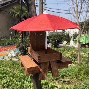 Comedero para Ardillas y Pájaros de Madera Natural Ecológico con Sombrilla Roja - Mesa de Picnic Colgante Resistente para Jardín con Almacenamiento de Alimentos - Product Image 4