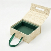 Boîte cadeau magnétique de luxe avec poignée en ruban, insert en carton, couvercle rabattable, boîte en papier rigide imprimée à l'or pour cadeau de fête