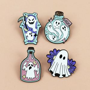 Broche en métal créative et amusante, style dessin animé, finition nickel noir, vente en gros, motifs Noël, fantôme, sac à dos, fleur, pyramide, mode, croix - Product Image 2