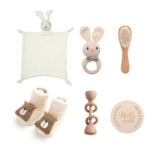 Atacado de Fábrica/OEM: Kit de Presente para Bebê Recém-Nascido com Chocalho Calmante, Toalha de Banho com Cabeça de Coelho, Meias de Crochê com Chocalho e Presente de Chá de Bebê - Product Image 4
