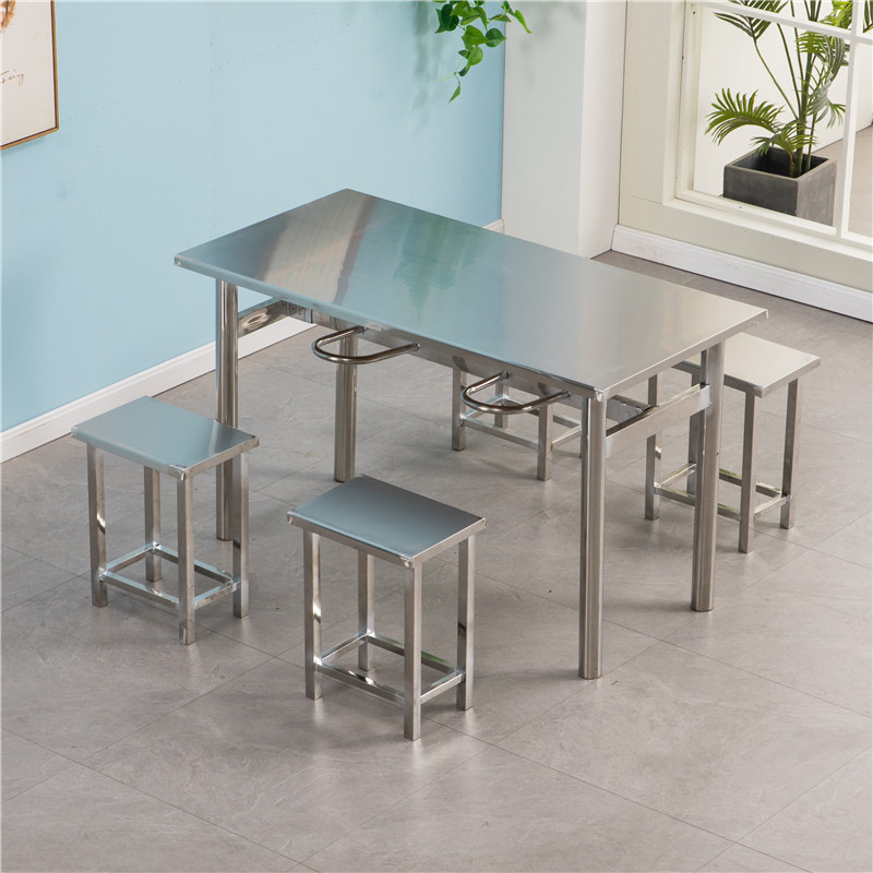 Mesa de acero inoxidable y 4 taburetes.