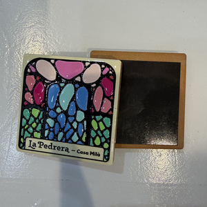 Imán para Refrigerador de la Catedral de Mallorca en Terracota - Recuerdo de Viaje de España Pintado a Mano y Esmaltado - Product Image 1