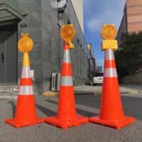 Feux de signalisation solaires LED jaunes en plastique avec protection IP66 pour la sécurité routière et le contrôle du trafic des cônes de signalisation