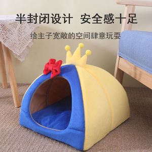 Cama para mascotas Crown, forma triangular de dibujos animados, suave y cálida, para gatos y perros pequeños, con diseño de lazo rojo y corona amarilla. - Product Image 2