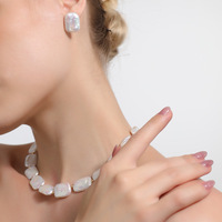 Collier et boucles d'oreilles carrés baroques lumineux et colorés en perles naturelles d'eau douce, modèle OT de luxe léger et élégant, S006