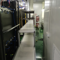 Convoyeur élévateur à cadre en aluminium pour levage de petits articles en vrac, avec barrières de protection latérales et longueur de bande personnalisable pour une circulation stable