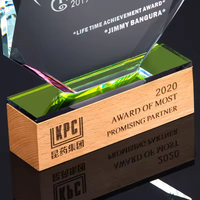 Trophée en cristal octogonal avec gravure de logo personnalisé et base en bois de qualité supérieure pour la reconnaissance des réalisations