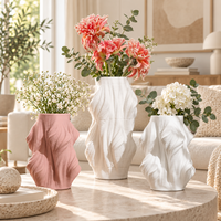 Vase en céramique avec un design sculptural organique pour fleurs et décoration intérieure