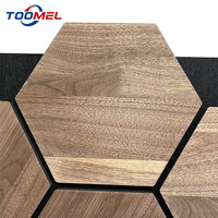 Panneaux acoustiques en bois de chêne hexagonaux hétéromorphes Akupanel, insonorisants pour plafond et mur, design contemporain, sur mesure