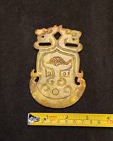 Pendentif sculpté en jade Feng Shui antique, fait main, durable, plaque en jade jaune archaïsé, motif double dragon, collection de colliers