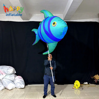 Poupée gonflable géante en forme de poisson sur bâton, colorée, pour défilés et spectacles de rue