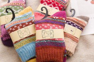2024 gros pas cher hiver coton décontracté dames équipage <span class=keywords><strong>chaussettes</strong></span> <span class=keywords><strong>fantaisie</strong></span> Harajuku Tube femme <span class=keywords><strong>laine</strong></span> confortable floue réchauffé <span class=keywords><strong>chaussettes</strong></span> pour femmes - Product Image 3