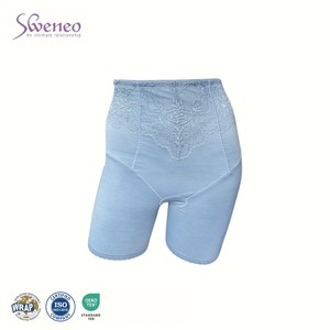 Culotte gainante OEM personnalisée pour femme, bleu clair, effet ventre plat, avec détails en dentelle, maintien moyen, en tissu tricoté respirant - Product Image 1