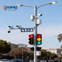 Poteau d'éclairage solaire LED galvanisé avec caméra CCTV circulaire et feux de circulation intelligents