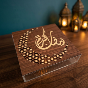 Boîte en bois et acrylique avec découpe au laser en forme de croissant et calligraphie arabe, cadeau décoratif exquis pour les occasions islamiques, boîte cadeau Eid - Product Image 1