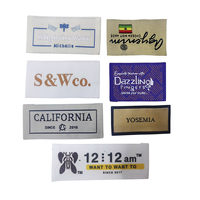 Vêtements satinés mats avec étiquette tissée douce damassée dorée et logo personnalisé avec coupe droite en forme d'étoile lavable à bord laser Vente en gros en usine