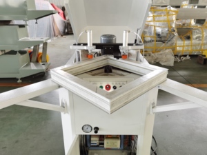 Machine de nettoyage d'angle de fenêtre en PVC CNC de haute qualité, ligne de traitement CNC pour fenêtres et portes en PVC - Product Image 5