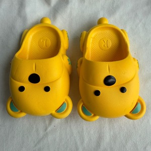Pantofole con stampa animalier per bambini, a forma di cane giallo, in materiale PVC antiscivolo, per tutte le stagioni, taglia 18-29 - Product Image 6