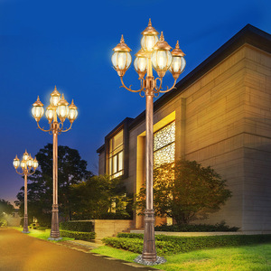 Lampadaire de jardin extérieur en fer avec abat-jour en verre LED, lumière blanc chaud 2700K, IP66, ampoule A19 non amovible, détecteur de mouvement, alimenté par énergie solaire - Product Image 4