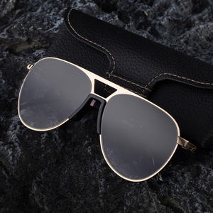 แว่นกันแดดทรงนักบินผู้ชายกรอบโลหะป้องกันรังสียูวี 400 คลาส 2 แว่นกันแดดพลาสติกสีดำและกรอบโลหะสำหรับใช้กลางแจ้ง - Product Image 1