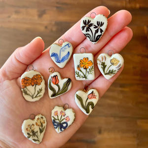 WEGOODZF <span class=keywords><strong>Pendentif</strong></span> Breloque pour Chaussures en Laiton Plaqué Or, Forme Cœur Fleur, avec Design Imprimé Coloré et Émail Peint à la Main, pour DIY - Product Image 5