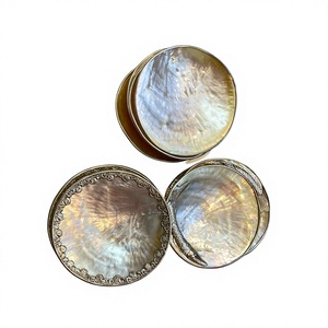 Plateau de service artisanal en nacre naturelle avec longue poignée plaquée argent, design luxueux pour la présentation de bijoux et la décoration intérieure - Product Image 1
