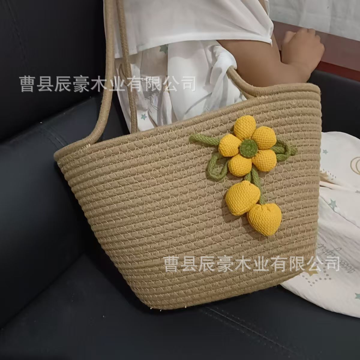 Single shoulder bag/tote bag with single floral pattern - khaki