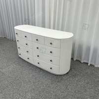 Commode haut de gamme avec tiroirs, meubles d'intérieur modernes et minimalistes