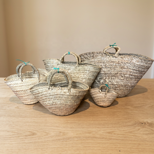 Ensemble de paniers tressés en paille faits à la main, couleur naturelle avec poignées, motif cœur coloré, pour Halloween, décoration intérieure et rangement artisanal - Product Image 3