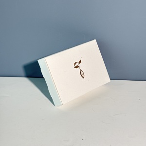Caja <span class=keywords><strong>de</strong></span> Cartón Blanca Minimalista Premium para Envíos, con Textura <span class=keywords><strong>de</strong></span> Lino y Detalles en Dorado, para Empaque <span class=keywords><strong>de</strong></span> Regalos <span class=keywords><strong>de</strong></span> Comida <span class=keywords><strong>de</strong></span> Alta Gama - Product Image 6