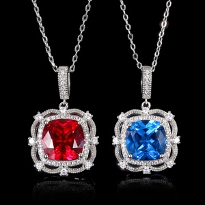 สร้อยคอจี้ประดับเพชรคิวบิกเซอร์โคเนียสีแดงทรงสี่เหลี่ยมขนาด 12 มม. ดีไซน์ทันสมัย ผิวเงางาม เป็นมิตรต่อสิ่งแวดล้อม ทำจากทองแดง ประดับด้วยพลอยหลากสี สำหรับผู้หญิง - Product Image 2