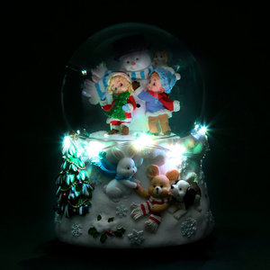 Cadeau de Noël de boule de neige en résine de fête blanche-neige exquise avec des enfants heureux et un bonhomme de neige - Product Image 6