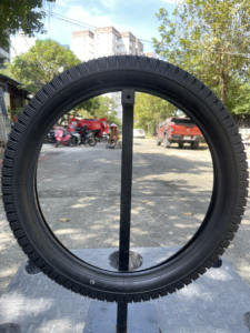 Pneu de moto tubeless KUMATIRE K523 2.50-17 3.00-18 pour motos Underbone et Street - Product Image 6