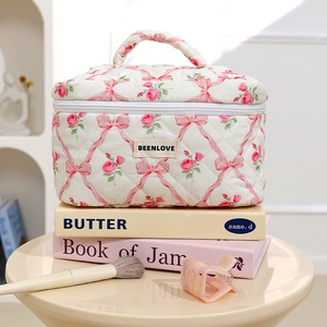 Bolsa de maquillaje acolchada Floral de gran capacidad para mujer, bolsa de cosméticos de viaje de estilo femenino personalizado con estampado de algodón suave - Product Image 3