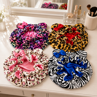 Topi kupluk bulu domba motif/desain leopard bulu polar musim dingin dengan telinga beruang lucu, kancing tertutup, dapat disesuaikan, untuk bersepeda dan bepergian (grosir)