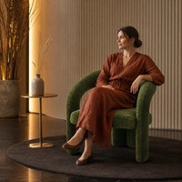 Fauteuil d'appoint en velours rembourré avec dossier arqué et pieds massifs, personnalisable OEM pour hall d'hôtel et salon